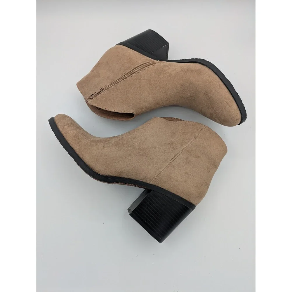 White Mountain Tattles Ankle Boots 10M Beige Boho Minimalist Workwear Capsule